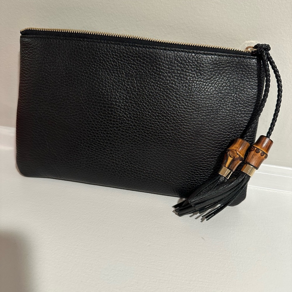 Gucci bag only used one time. Great conditions no scratches.